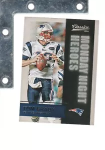 Panini Classics #9 2016 Tom Brady inserto héroes de lunes noche casi nuevo + Patriotas de cabra - Imagen 1 de 1