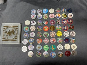 VINTAGE 90'S POG MICRO TOURNAMENT GAME CASE + 40 ASSORTED POGS - Picture 1 of 16