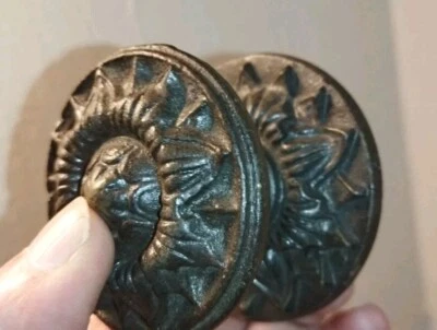 ANCIENNE POIGNÉE DE PORTE RONDE EN FONTE - Photo 1/4