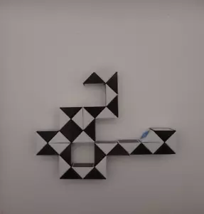MAGIC SNAKE puzzle + RUBIK'S CUBE keychain - Picture 1 of 5