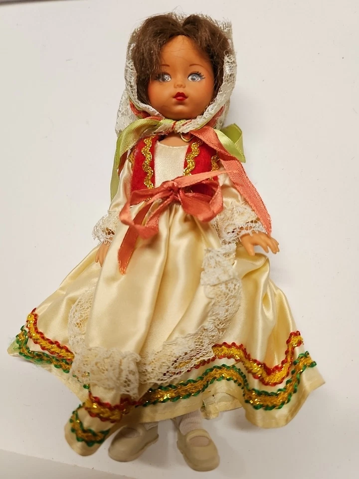 Muñeca vintage de 8 pulgadas en vestido polaco, goma dura Foto 1 de 1