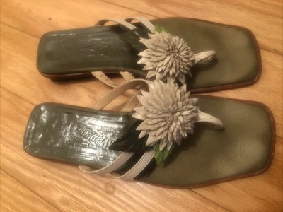 Sandália Tanga Flor Salvatore Ferragamo Tamanho 8 Fabricada na Itália - Imagem 1 de 4