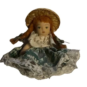 Porzellan Puppe Miniatur Kleid rote Haare Strohhut 3" Strohhut Puppenhaus Vintage - Bild 1 von 6