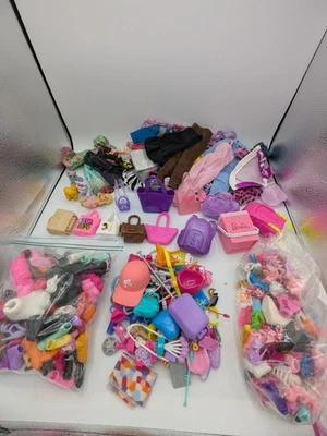 Lote Grande Ropa Zapatos y Accesorios Barbie  Foto 1 de 4
