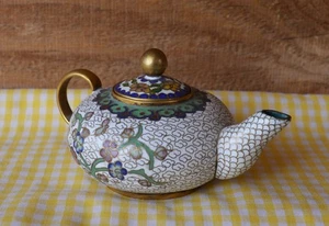 Mini tetera china de cloisonne y latón esmaltado con nube y diseño floral multicolor - Imagen 1 de 16