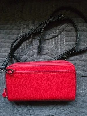 Carteira Buxton vermelha de couro vegano com zíper ao redor RFID com alça preta - Imagem 1 de 4