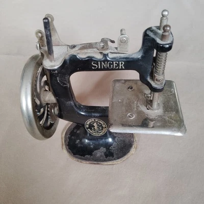 Antique 1920`s Singer Childs Sewing Machine Model 20 - Image 1 of 4