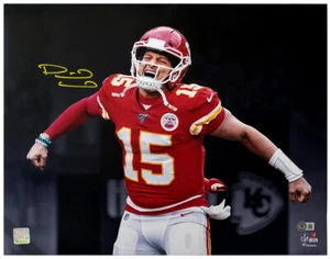 Patrick Mahomes Signed KC Chiefs Fist Pump Spotlight 16x20 Photo (Beckett COA) - Picture 1 of 1