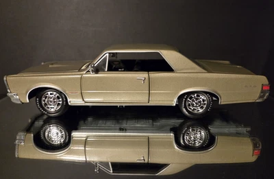 NEW! Johnny Lightning Muscle Cars, 1965 Pontiac GTO, Silver Gold, 1:24 Diecast - Image 1 of 4