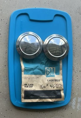 Tapacubos estándar Chevrolet Vega (2)-GM de fabricante de equipos originales - 3978123/465070 / 1971 - 1977 Foto 1 de 4