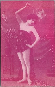 c1920s PIN-UP GIRL Exhibit Supply Co. Arcade Card "THE LILY" Dancer / Unused - Imagen 1 de 2