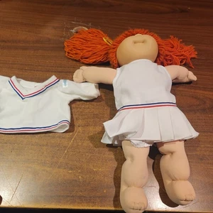 Vintage Cabbage Patch Kinder Tennis Mädchen Puppe weiß Outfit rote Haare - Bild 1 von 9