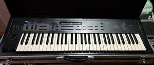 Synthesizer DS8 von Korg in gutem Zustand im Flightcase, Kaltgeräteanschluss - Bild 1 von 8