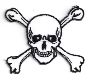 Calavera/huesos cruzados blancos. 2-1/2" x 2-1/8" plancha en parche - Imagen 1 de 1