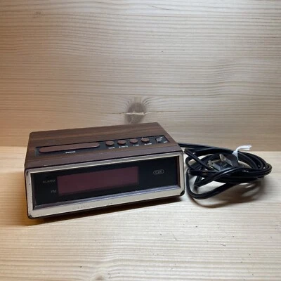 Reloj Despertador Tozai Vintage - Modelo 1585 RETRO Batería Cubierta Problema Foto 1 de 4