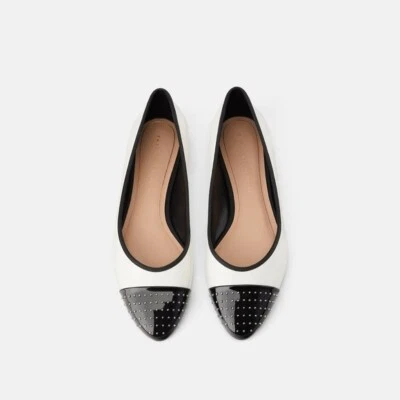 NUEVO CON ETIQUETAS Zara Talla US 6.5 Blanco Bloque de Color Tachuelas Puntera Ballet Pisos Ref 3869/001 Foto 1 de 4