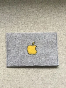 New iPad Mini Sleeve Cover In Grey Felt With Yellow Apple Motif - Bild 1 von 2