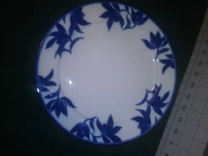 "Piatto da cena MING by Pier 1 bianco con foglie e fiori blu cobalto 12"   - Foto 1 di 6