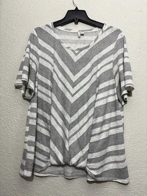 Top tejido manga corta Cato para mujer XL gris blanco a rayas Chevron mezcla de rayón Foto 1 de 4