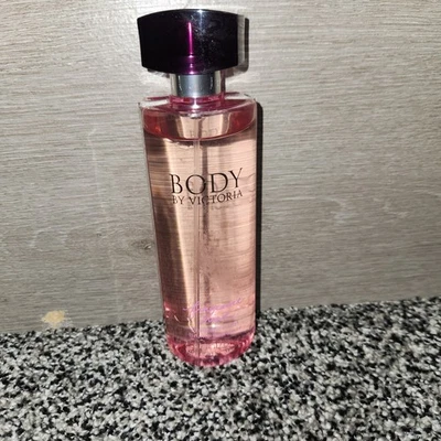 Body by Victoria 香水,Victorias Secret 香氛喷雾,罕见已停产 8.4 盎司 — 第 1/4 张图片