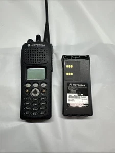 Motorola XTS 2500 H46UCH9PW2BN 764-870MHz Funkgerät mit Ladegerät, Mikrofon - Bild 1 von 5