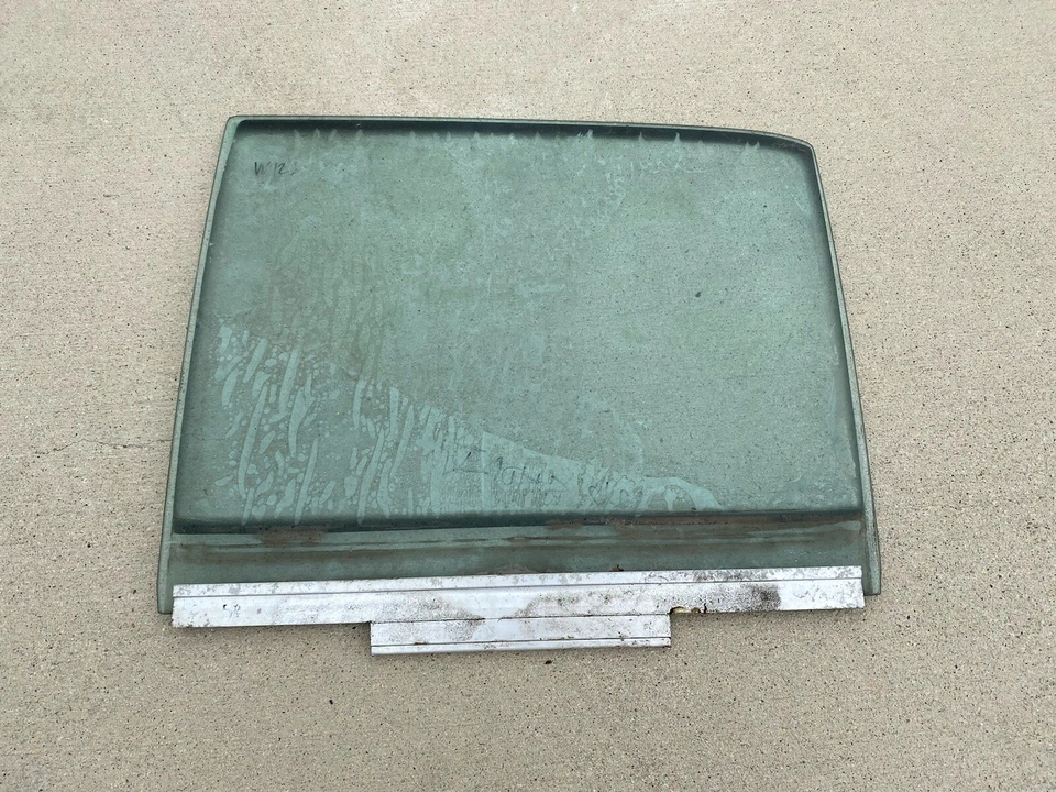 1267300318 REAR DOOR GLASS W126 280SE 300SD 300SE 350SD 420SE - Image 1 of 1