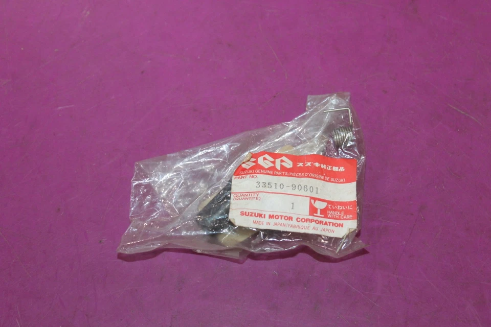 Tapa de bujía NOS Suzuki. Parte 33510-90601. Ver foto. Foto 1 de 1