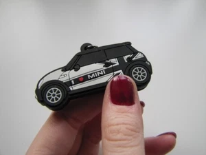 Llavero En Blanco Y Negro Con LED Compatible Con MINI -- Super Regalo - Imagen 1 de 1