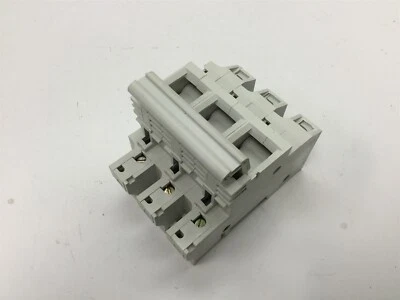 Legrand 215 04 Fuseholder, 3-Pole, Fuse Size: 14mm x 51mm, DIN Rail Mounting Foto 1 de 4