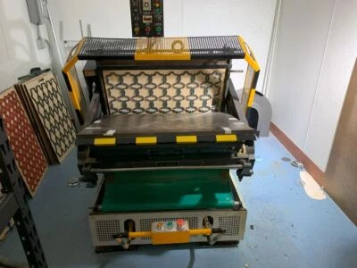 Troqueladora y prensa plegadora Barry BDC 930 25" x 36" Foto 1 de 4