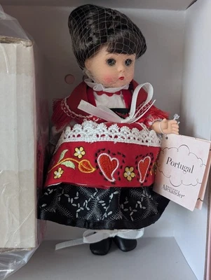 Muñeca Madame Alexander PORTUGAL 8" #35975 Internacional con Etiqueta y Caja 2003 COMO NUEVA Foto 1 de 4