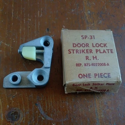 Ford Thunderbird 1956 1957 cerradura de puerta derecha placa de golpeador nuevo de Lote Antiguo SP31 B7S-4022008-A Foto 1 de 3