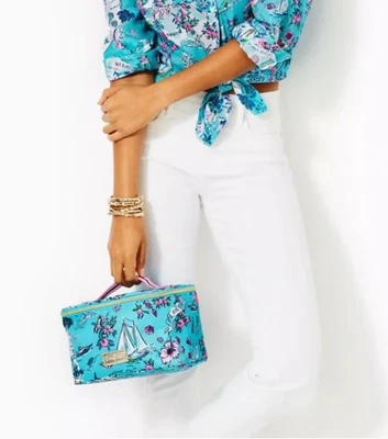 Estojo cosmético Lilly Pulitzer Lilly's Roadtrip azul Amalfi Flórida maquiagem com zíper superior - Imagem 1 de 4