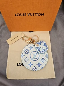 Louis VUITTON BY THE POOL AZUL PASTEL GIGANTE MONOGRAMA LLAVERO SOPORTE, NUEVO - Imagen 1 de 12