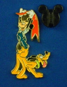 Mickey Mouse Standing on Pluto WDW 2000 Cast Holiday Celebration Pin # 14922 - Picture 1 of 4