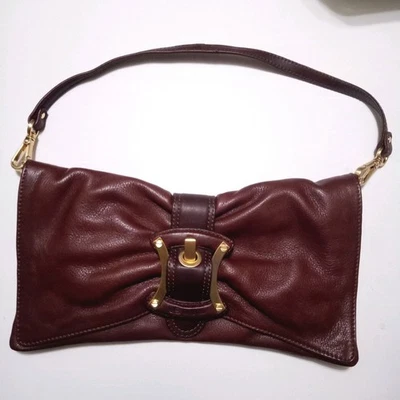 B. MAKOWSKY BOLSA DE MÃO DE COURO GENUÍNO BOLSA EMBREAGEM FECHO MAGNÉTICO FIVELA FRONTAL - Imagem 1 de 4