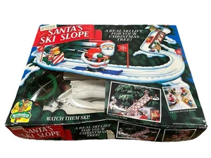 Telesquí animado Mr Christmas Santa's Ski Slope 1992 de colección 100 % completo FUNCIONA - Imagen 1 de 10