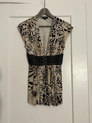 Top estampado animal cielo con diseño de cinturón, talla S Foto 1 de 4