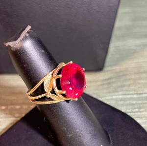 ANELLO VINTAGE MARCATO IN ORO GIALLO 18K CON RUBINO CREATO IN LABORATORIO - TAGLIA 8 - DESIGN FOGLIA - Foto 1 di 7