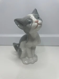 LLADRO Porcelain Grey & White Cat Kitten Figurine "Feed Me" Retired 5113 5.5" - Picture 1 of 7