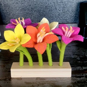 Lovevery Filz Blumen in einer Reihe aus dem Helfer Spielset Montessori Spielzeug - Bild 1 von 10