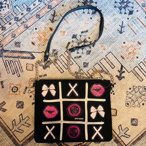 Betsey Johnson Kitsch XOXO Crossbody Bag Tic Tac Toe Funky Bright Bows Lippen - Bild 1 von 18