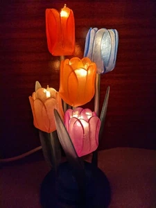 Lámpara de escritorio vintage 5 tulipanes naranja, rosa, rojo, azul, plástico morado, flores - Imagen 1 de 15