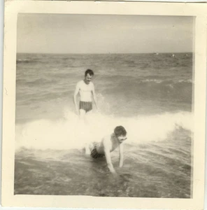 PHOTO ANCIENNE - VINTAGE SNAPSHOT - MER BAIGNEUR BAIN VAGUE DRÔLE - BATH WAVE - Bild 1 von 1