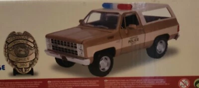 JADA TOYS HOLLYWOOD 1:24 AUTO HOPPER'S CHEVY BLAZER WITH POLICE BADGE - Immagine 1 di 4