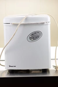 MAGIC CHEF MCIM30TW COUNTER TOP ICE MAKER 24 HOUR  33 LBS CAPACITY - Picture 1 of 6