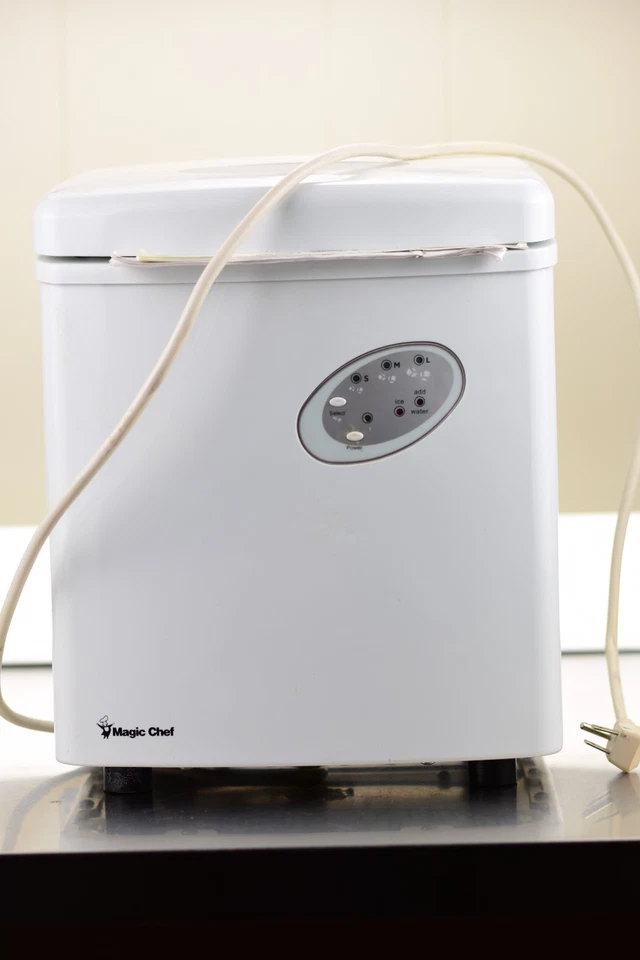 MAGIC CHEF MCIM30TW COUNTER TOP ICE MAKER 24 HOUR  33 LBS CAPACITY - Image 1 of 4