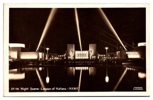 Escena nocturna RPPC, Laguna de las Naciones, Feria Mundial de Nueva York, postal de Nueva York - Imagen 1 de 2