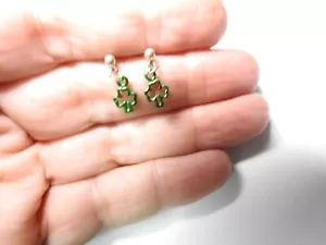 Pequeños Pendientes Perforados Colgantes de Metal Trébol Colgante Esmalte Verde Vintage - Imagen 1 de 4