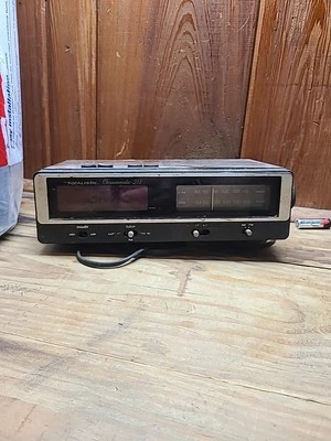 Realistic Chronomatic-213 alarm clock radio Working Wood Grain, For Parts - Image 1 of 4
